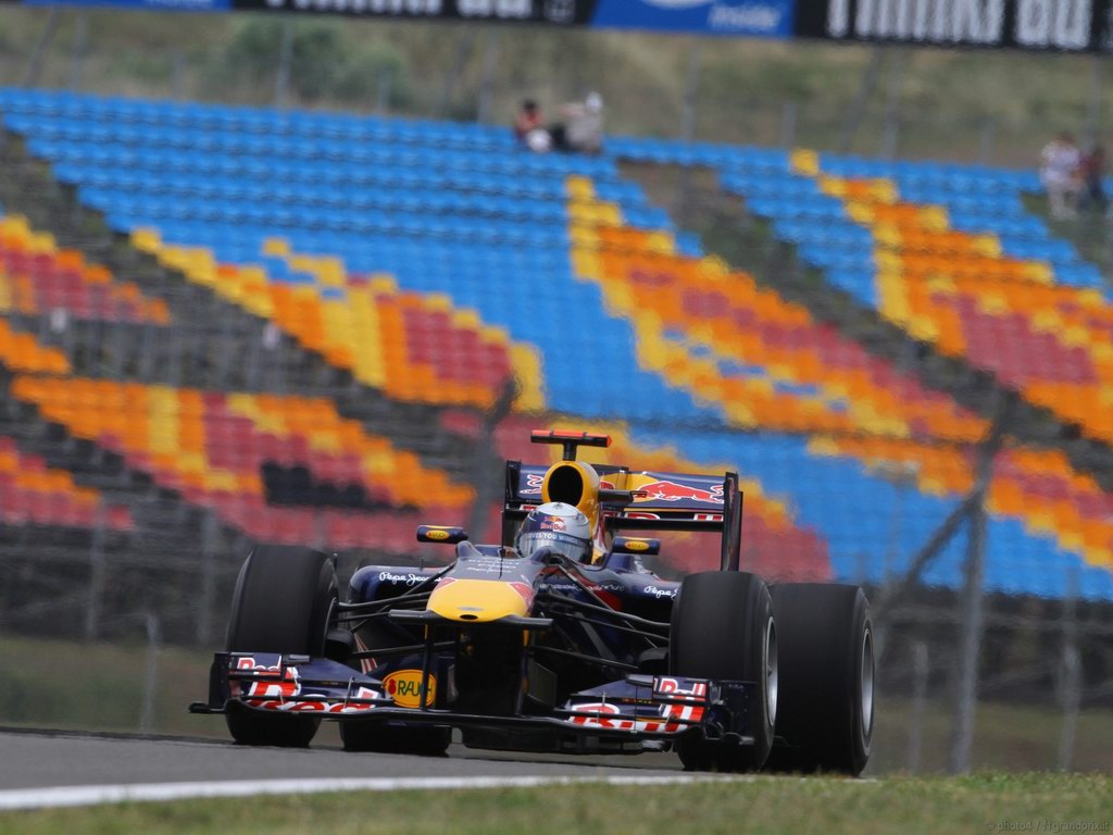 SEBASTIAN VETTEL WORLD CHAMPION 2010 1024x768