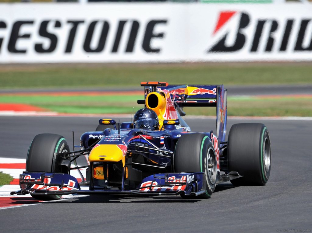 SEBASTIAN VETTEL WORLD CHAMPION 2010 1024x768