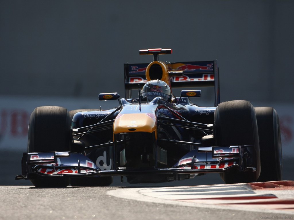 SEBASTIAN VETTEL WORLD CHAMPION 2010 1024x768