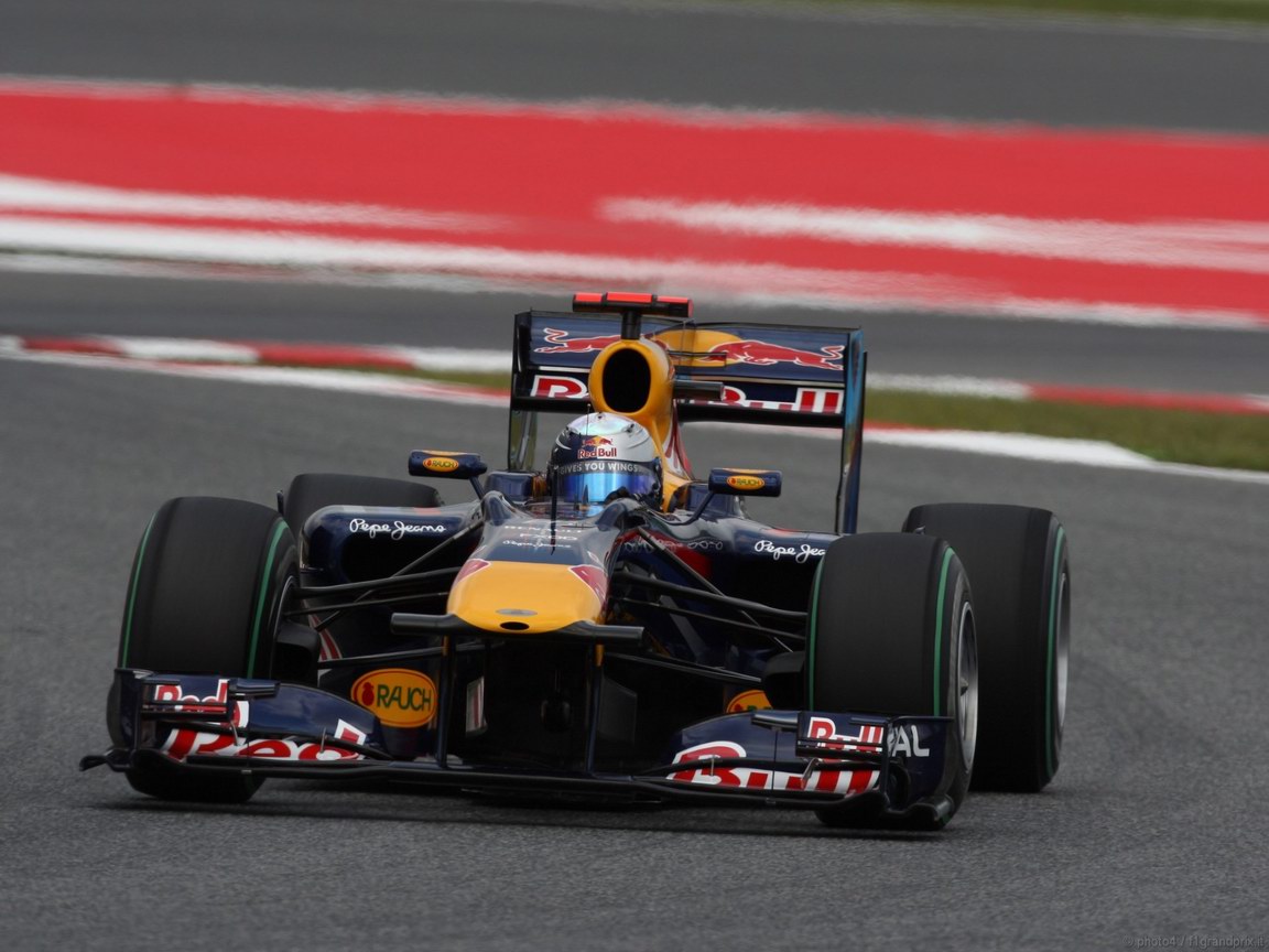 SEBASTIAN VETTEL WORLD CHAMPION 2010 1152x864