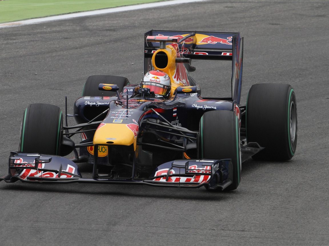 SEBASTIAN VETTEL WORLD CHAMPION 2010 1152x864