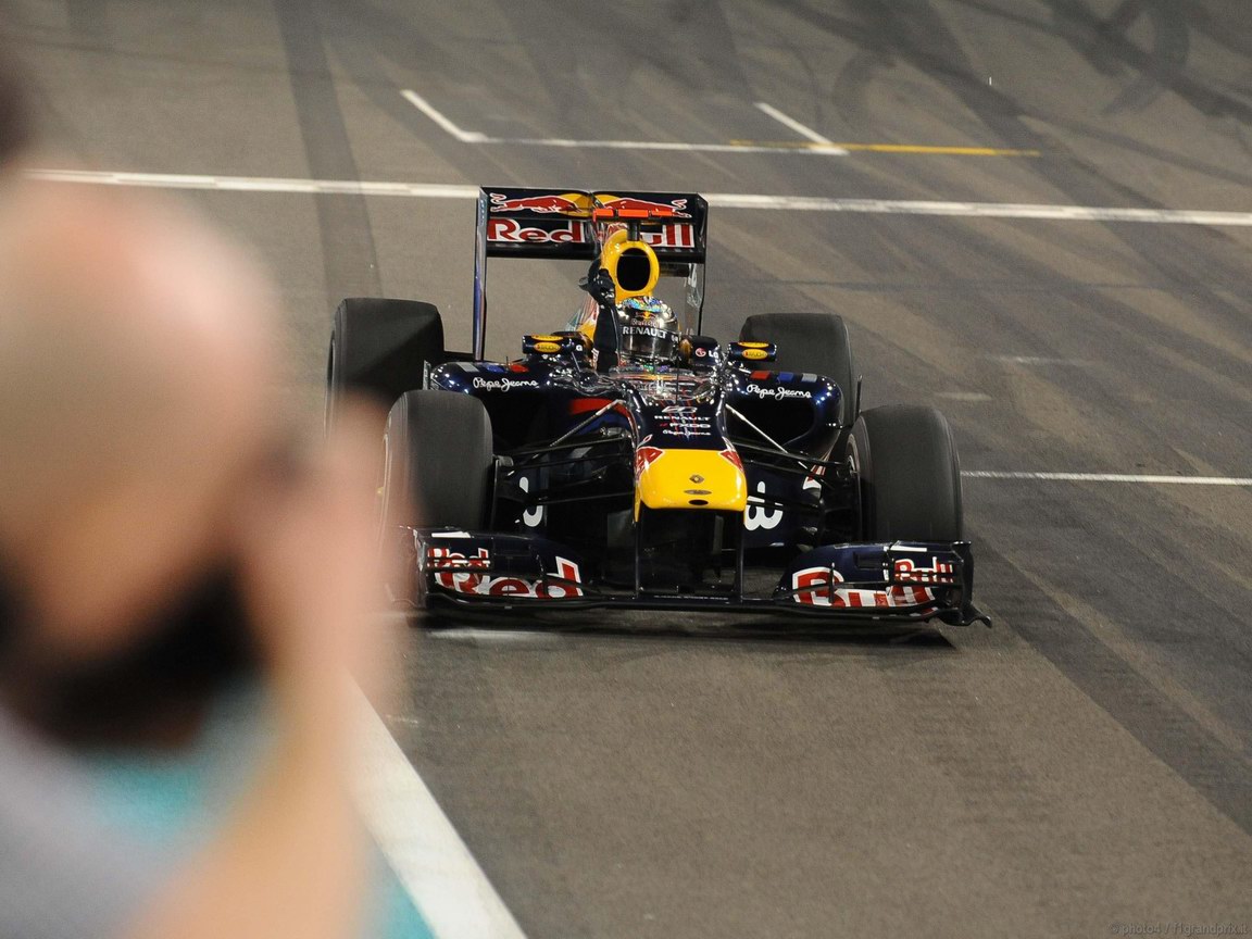 SEBASTIAN VETTEL WORLD CHAMPION 2010 1152x864
