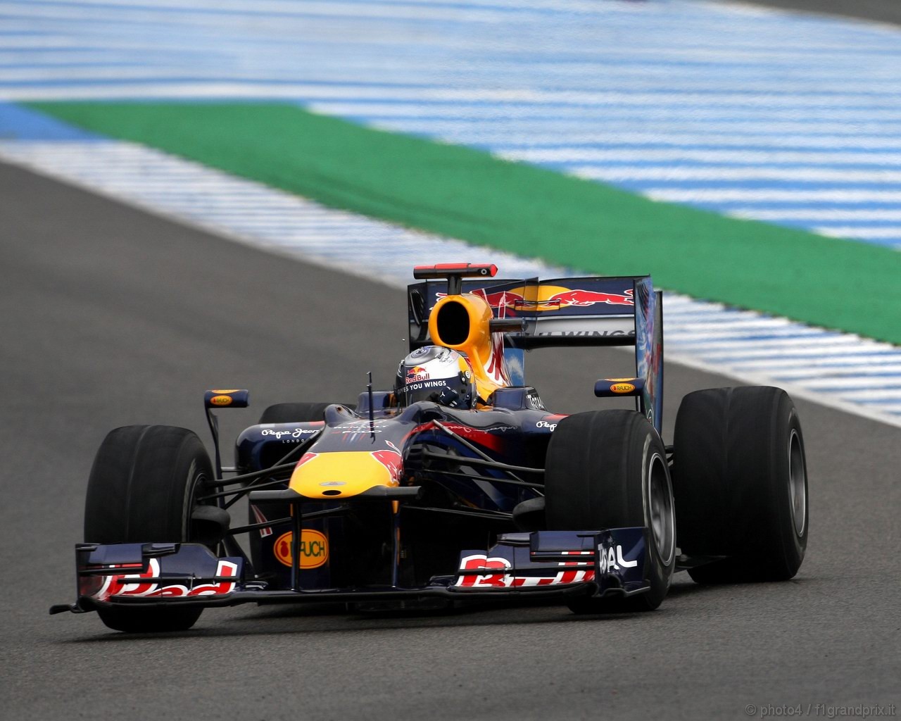 SEBASTIAN VETTEL WORLD CHAMPION 2010 1280x1024