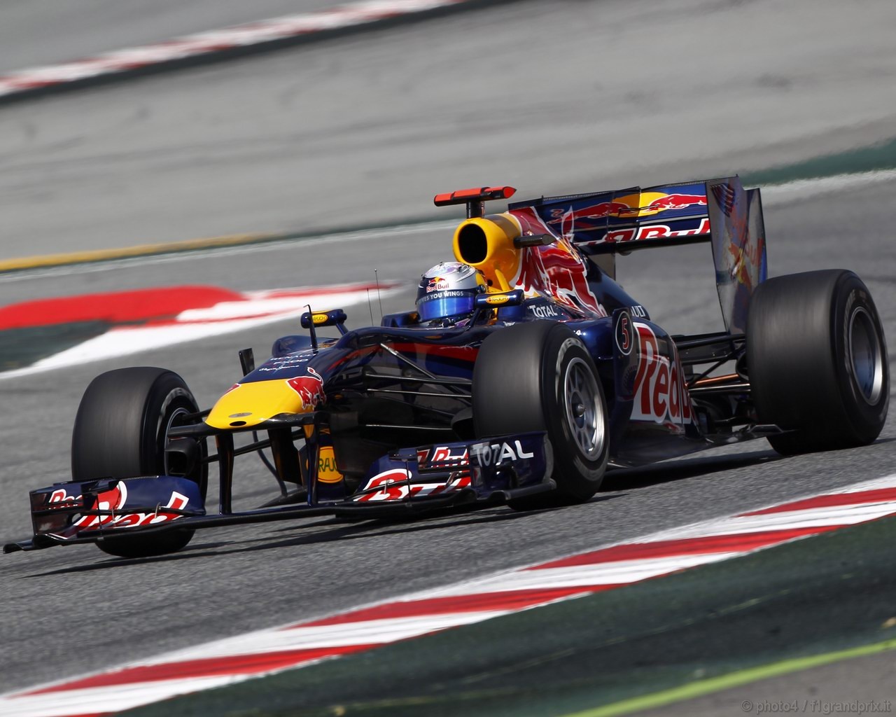 SEBASTIAN VETTEL WORLD CHAMPION 2010 1280x1024