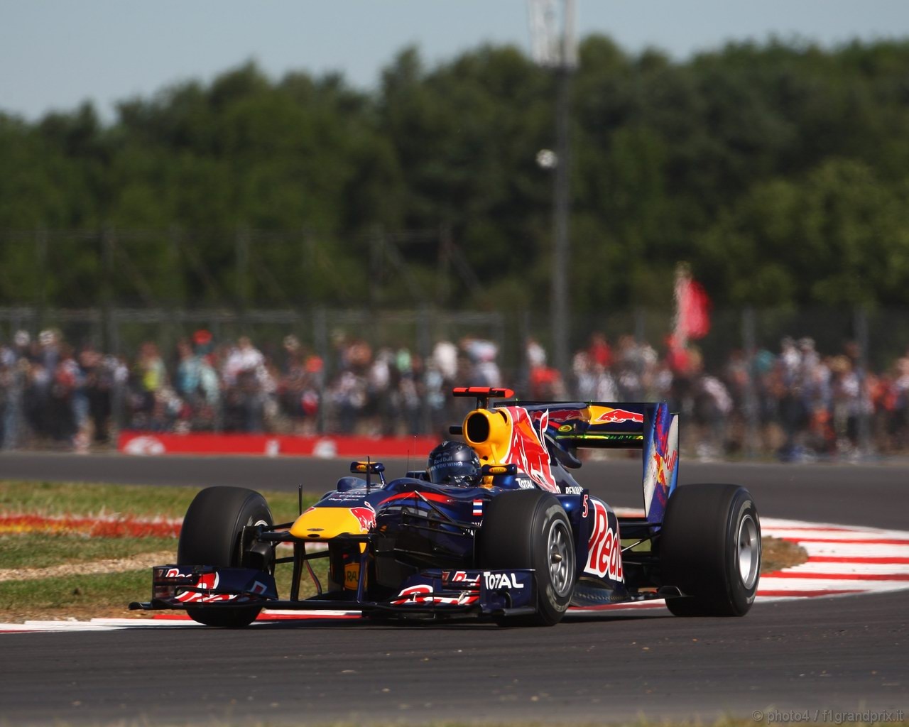 SEBASTIAN VETTEL WORLD CHAMPION 2010 1280x1024