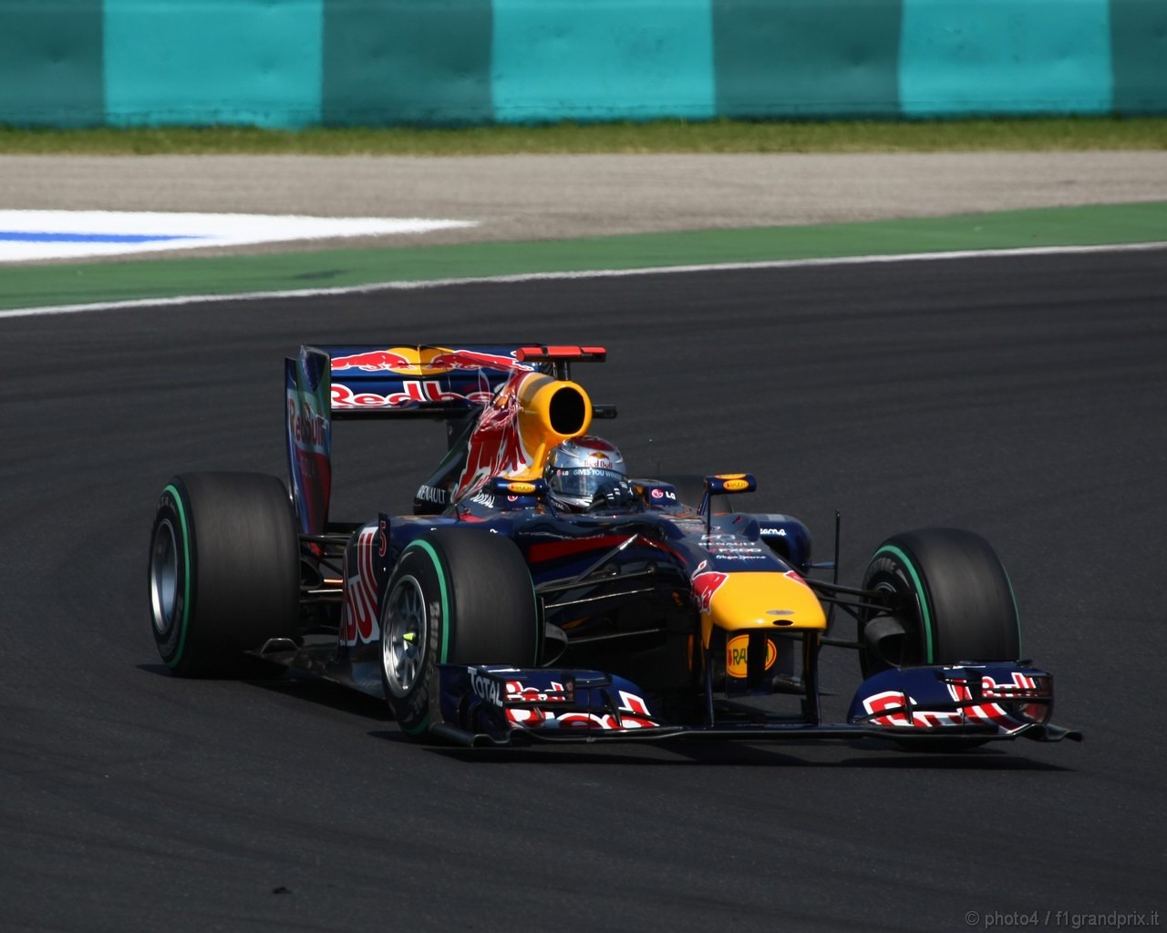 SEBASTIAN VETTEL WORLD CHAMPION 2010 1280x1024