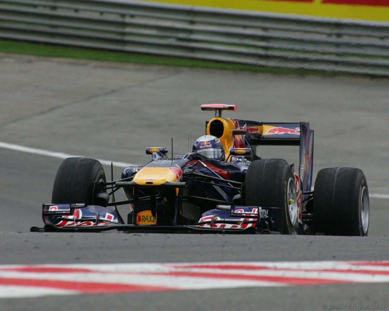 SEBASTIAN VETTEL WORLD CHAMPION 2010 1280x1024