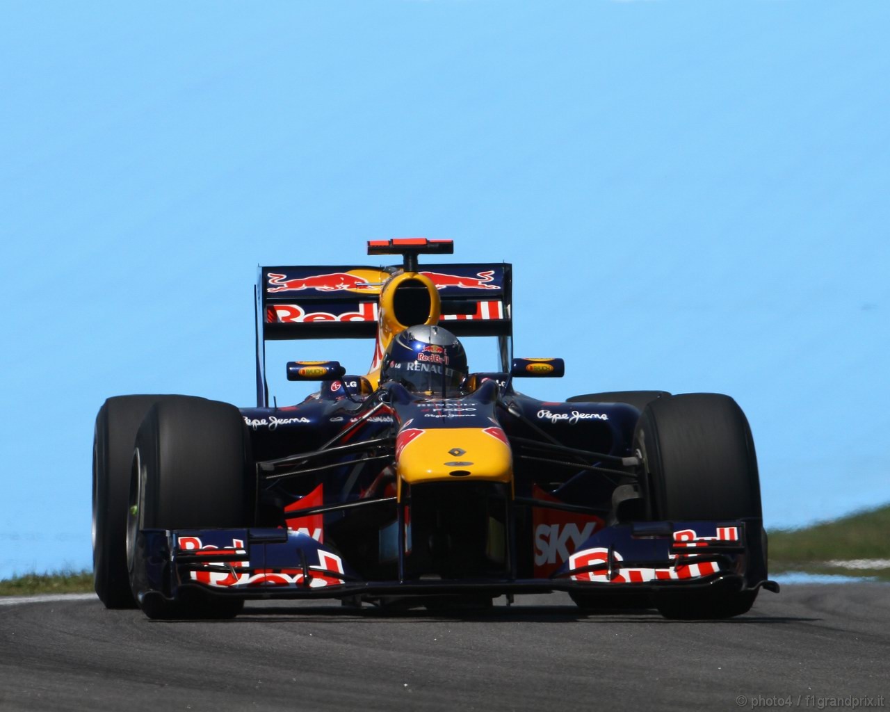 SEBASTIAN VETTEL WORLD CHAMPION 2010 1280x1024