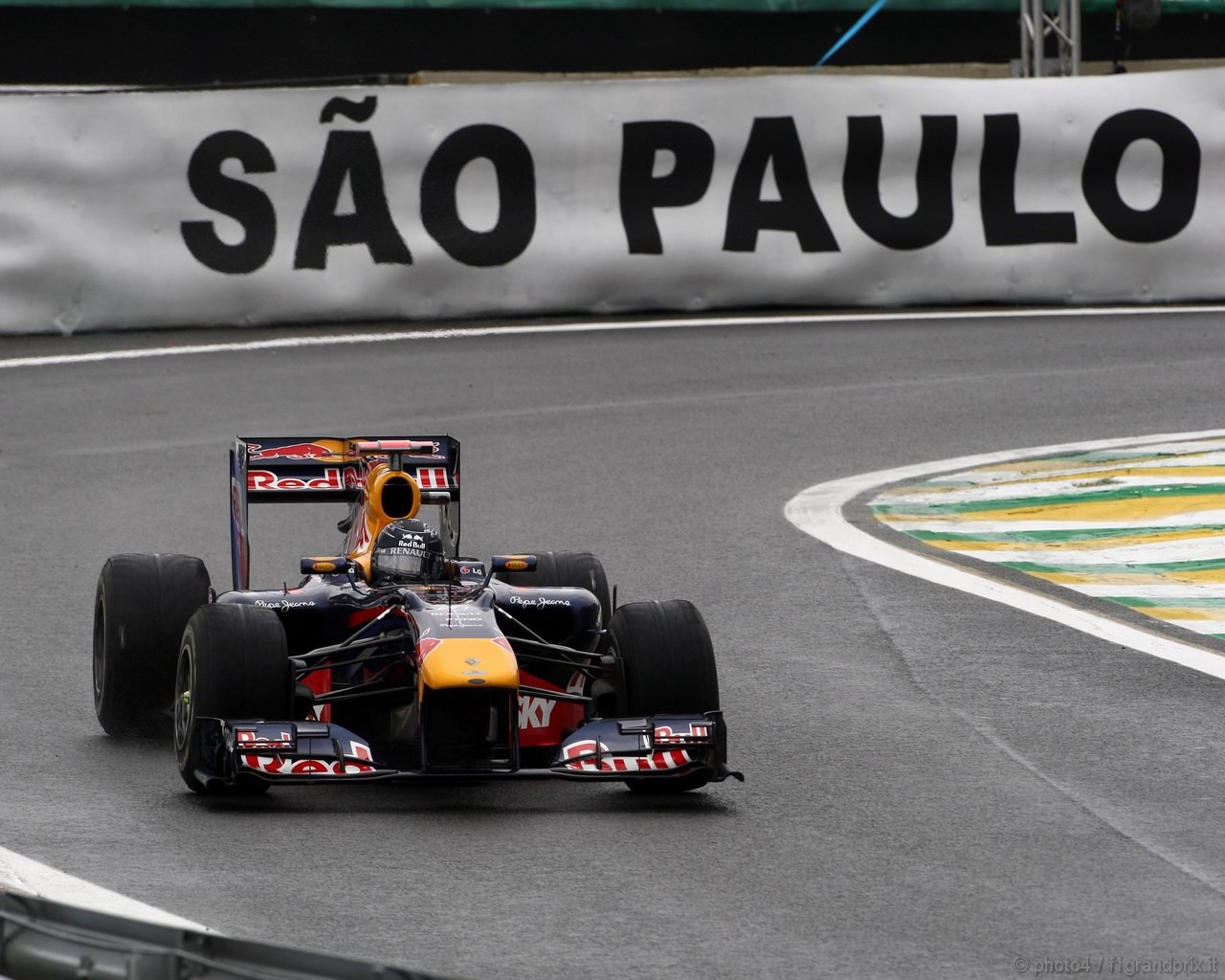SEBASTIAN VETTEL WORLD CHAMPION 2010 1280x1024