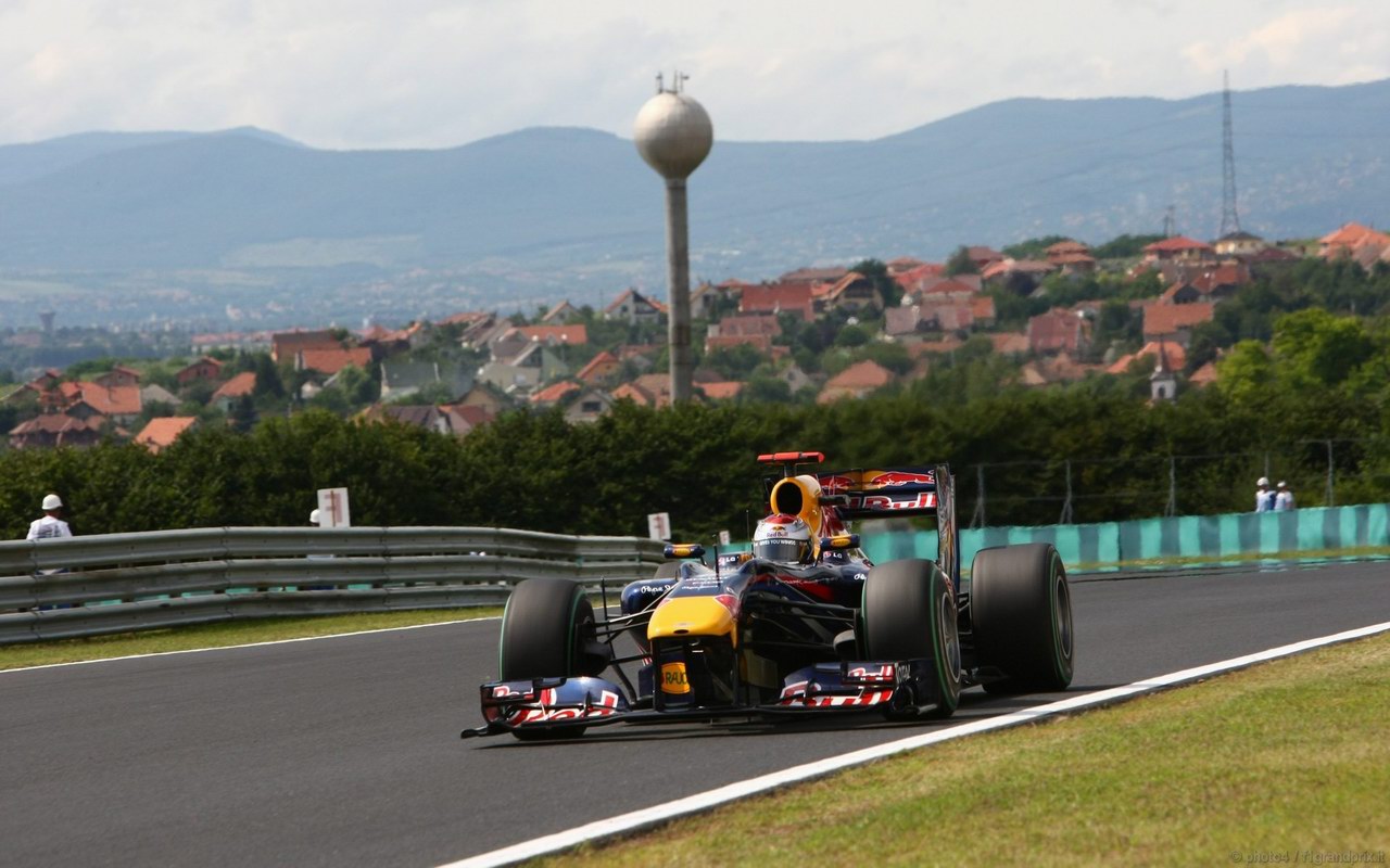 SEBASTIAN VETTEL WORLD CHAMPION 2010 1280x800