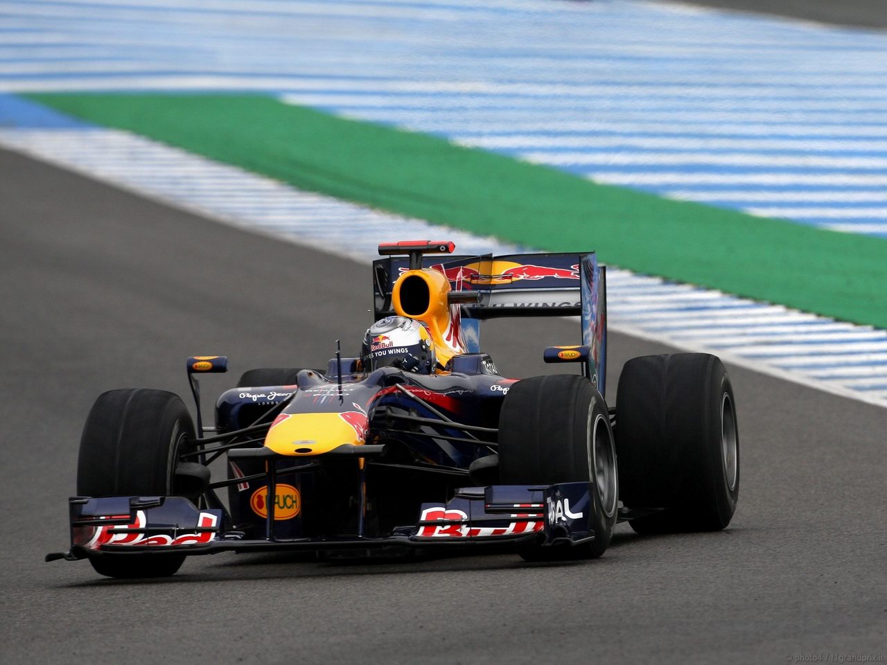 SEBASTIAN VETTEL WORLD CHAMPION 2010 1280x960