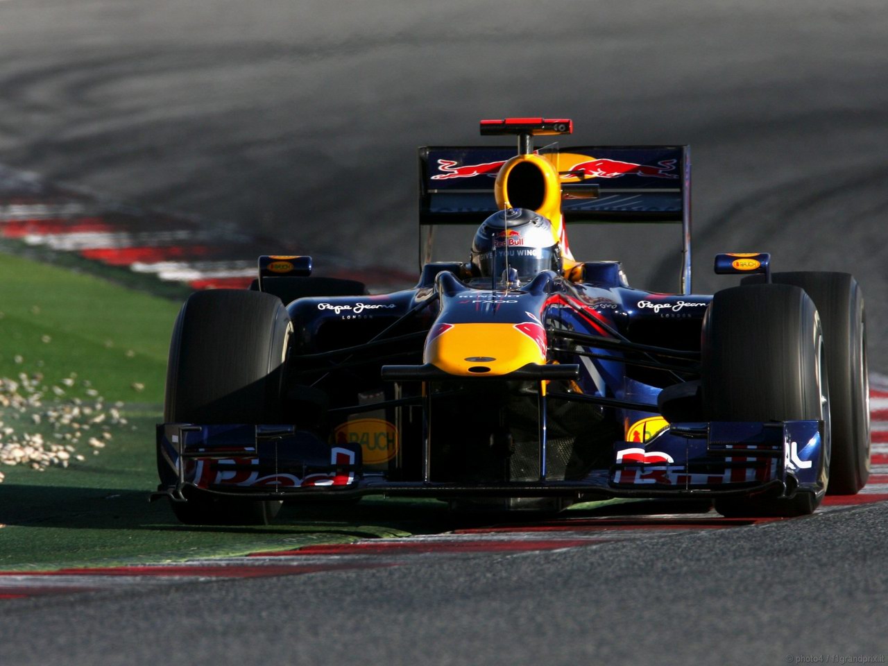 SEBASTIAN VETTEL WORLD CHAMPION 2010 1280x960