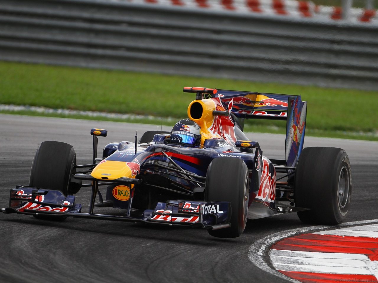 SEBASTIAN VETTEL WORLD CHAMPION 2010 1280x960