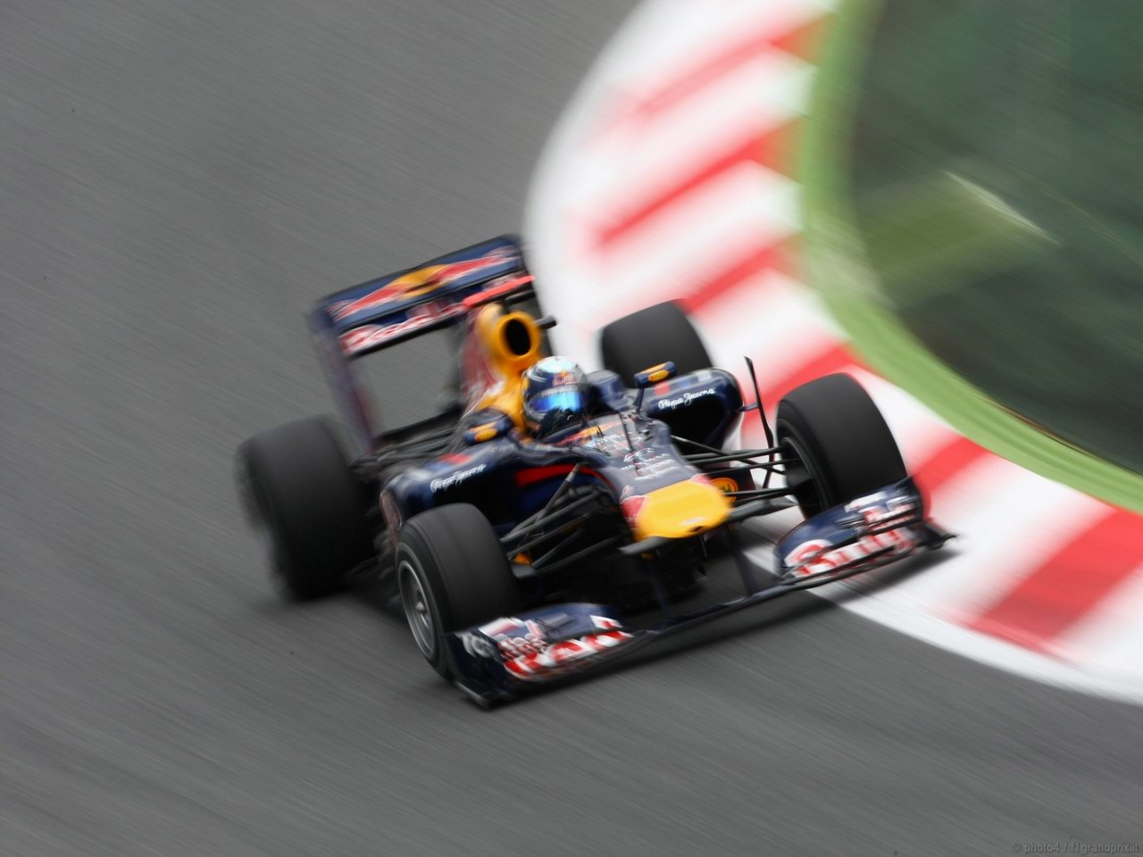 SEBASTIAN VETTEL WORLD CHAMPION 2010 1280x960