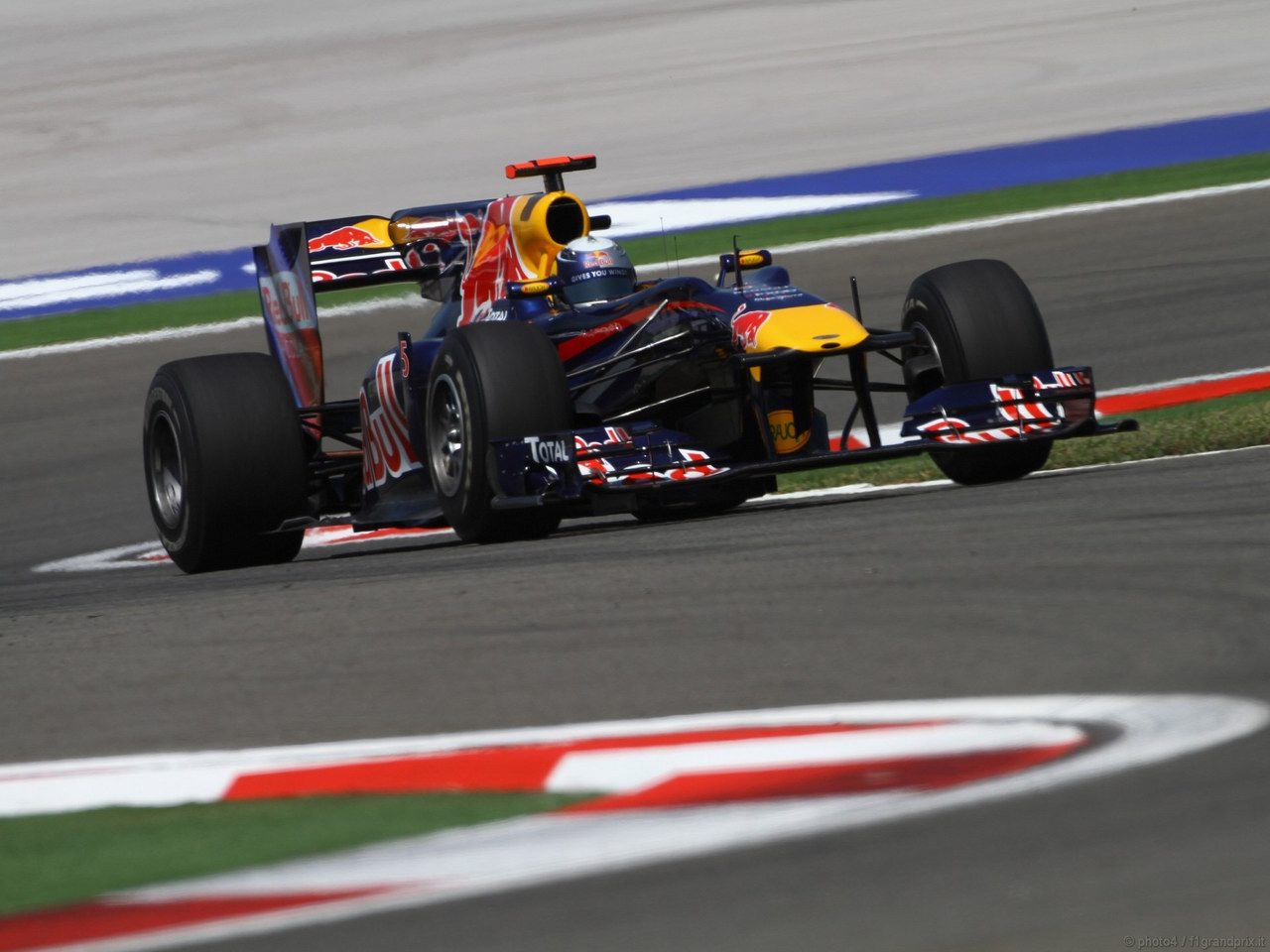 SEBASTIAN VETTEL WORLD CHAMPION 2010 1280x960