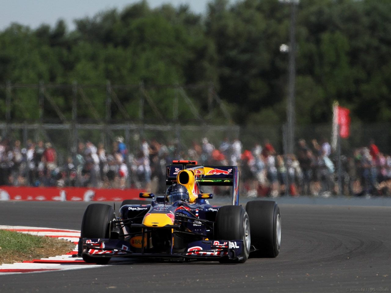 SEBASTIAN VETTEL WORLD CHAMPION 2010 1280x960
