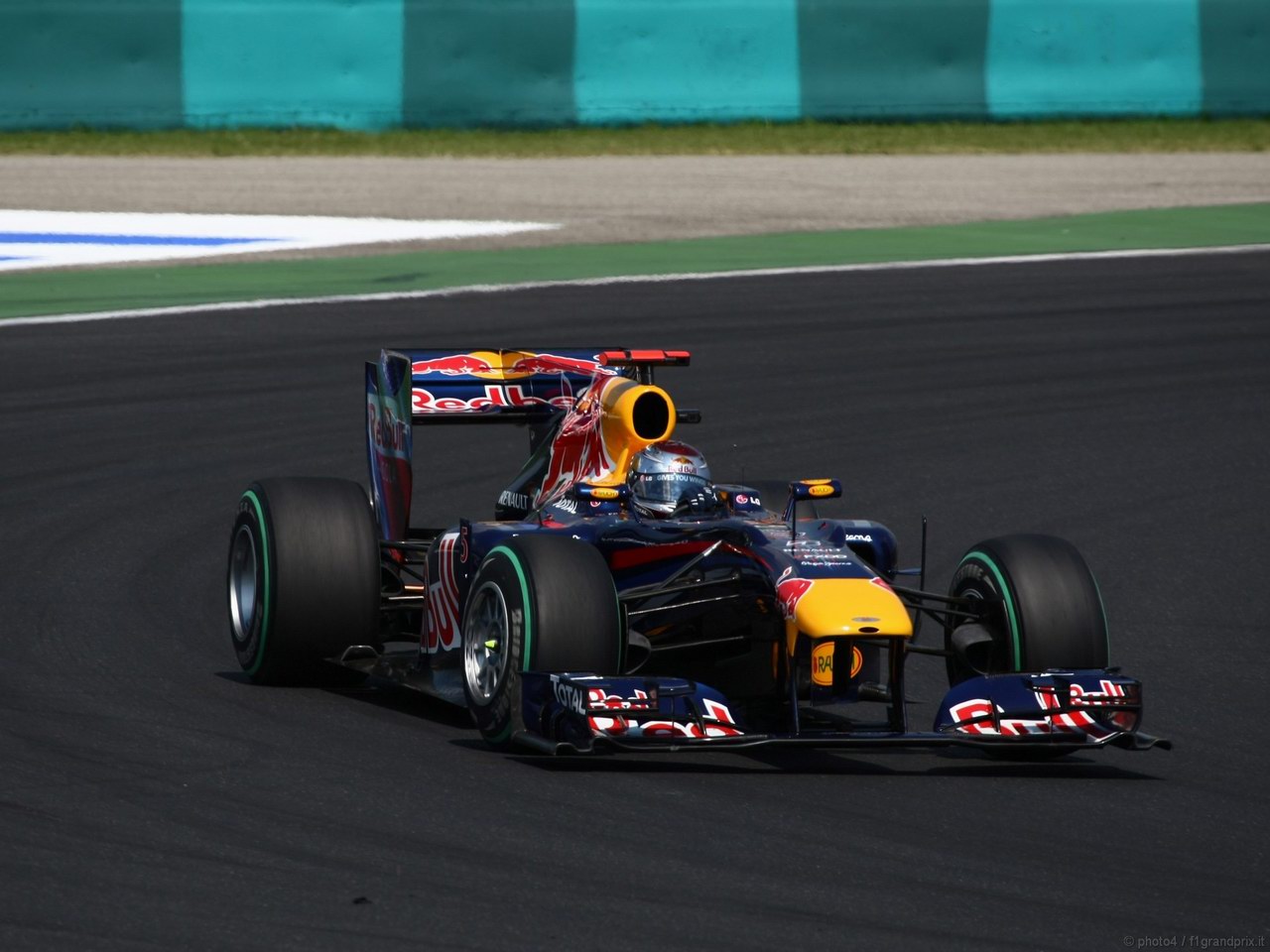 SEBASTIAN VETTEL WORLD CHAMPION 2010 1280x960
