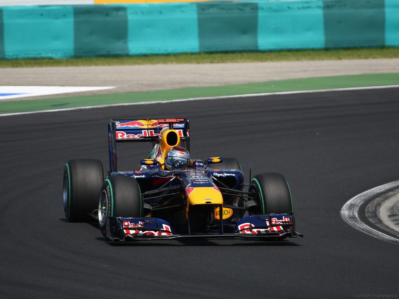 SEBASTIAN VETTEL WORLD CHAMPION 2010 1280x960
