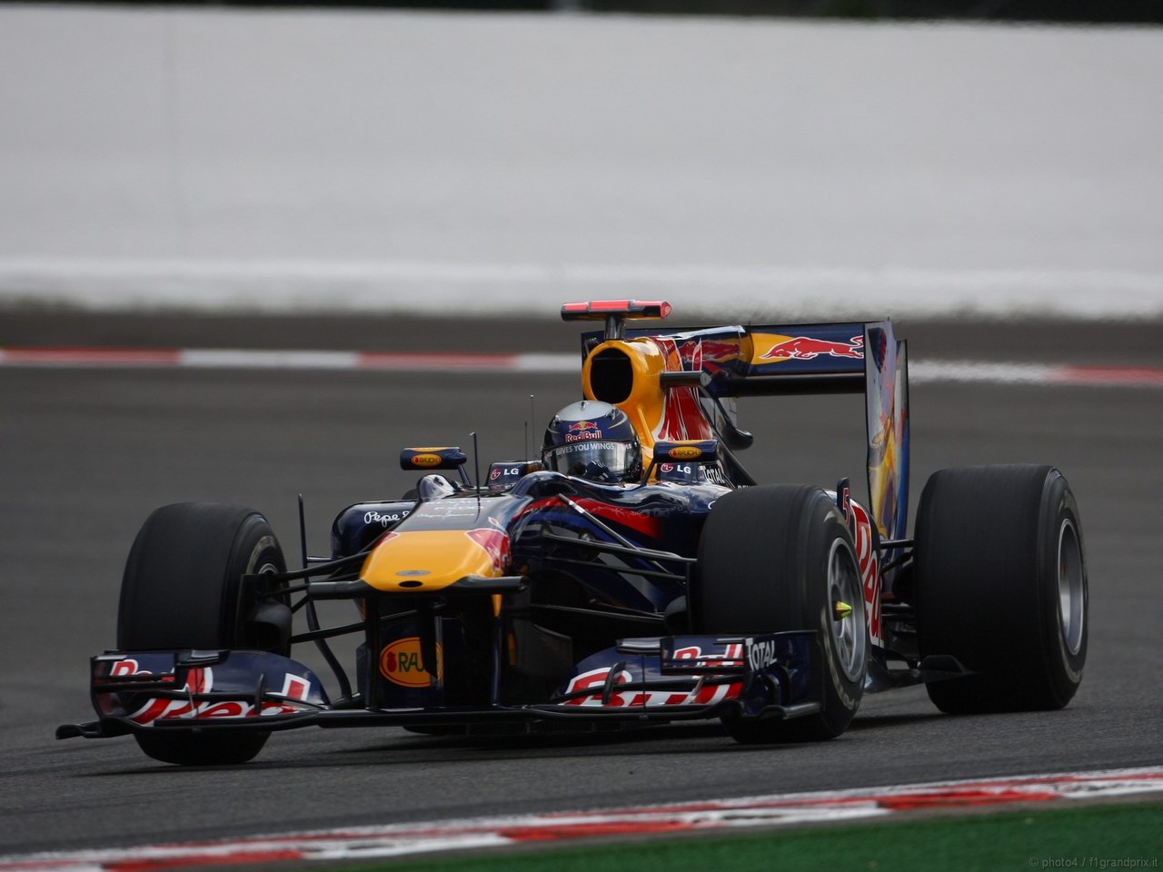 SEBASTIAN VETTEL WORLD CHAMPION 2010 1280x960