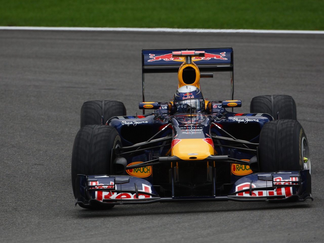 SEBASTIAN VETTEL WORLD CHAMPION 2010 1280x960