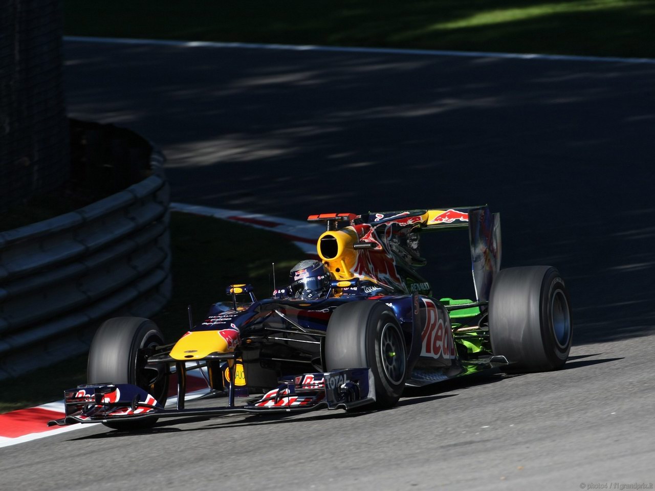 SEBASTIAN VETTEL WORLD CHAMPION 2010 1280x960