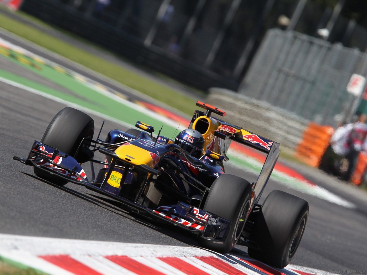 SEBASTIAN VETTEL WORLD CHAMPION 2010 1280x960