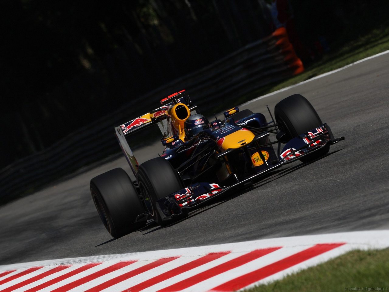 SEBASTIAN VETTEL WORLD CHAMPION 2010 1280x960