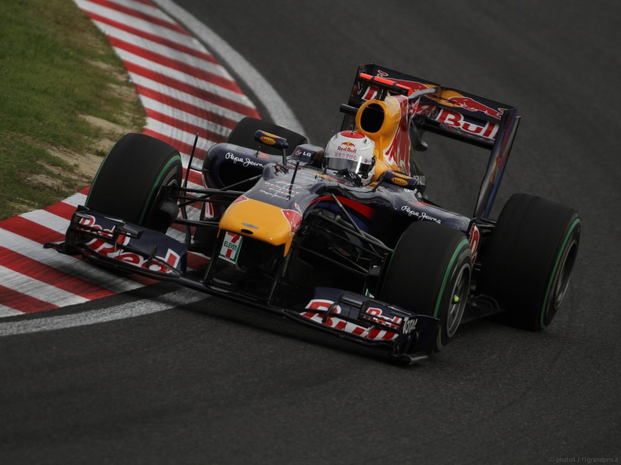 SEBASTIAN VETTEL WORLD CHAMPION 2010 1280x960
