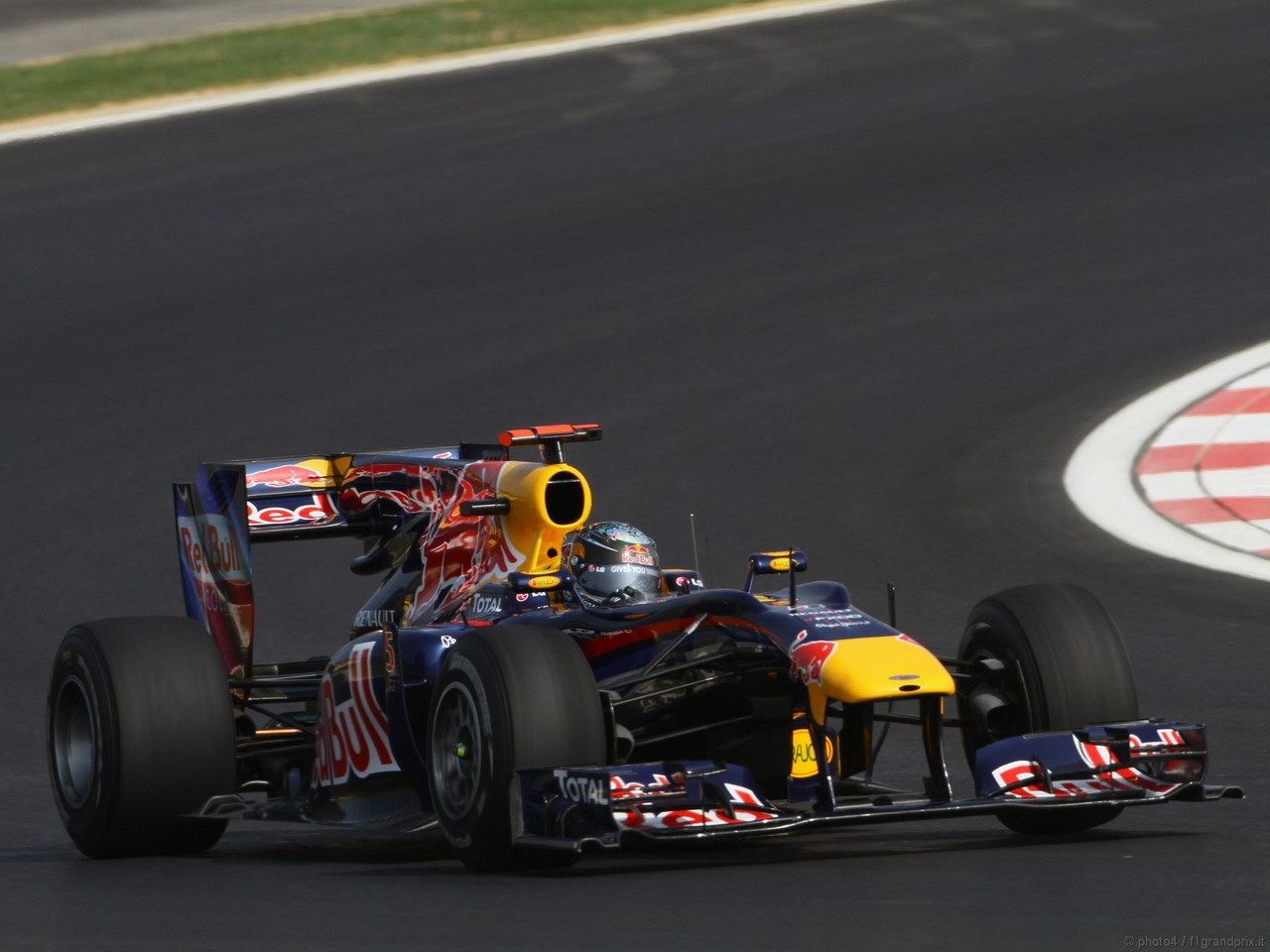 SEBASTIAN VETTEL WORLD CHAMPION 2010 1280x960