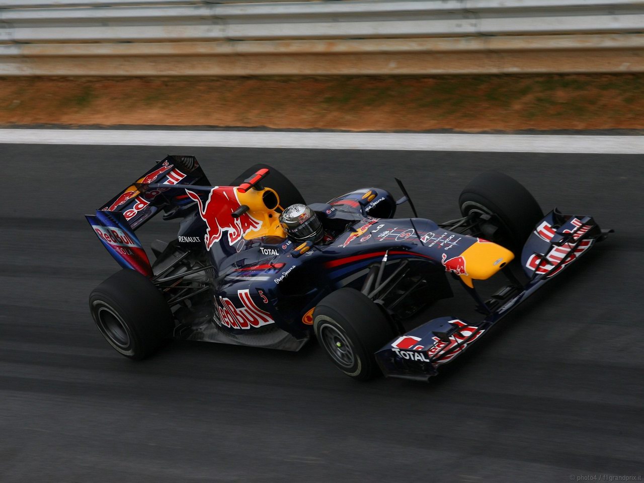 SEBASTIAN VETTEL WORLD CHAMPION 2010 1280x960