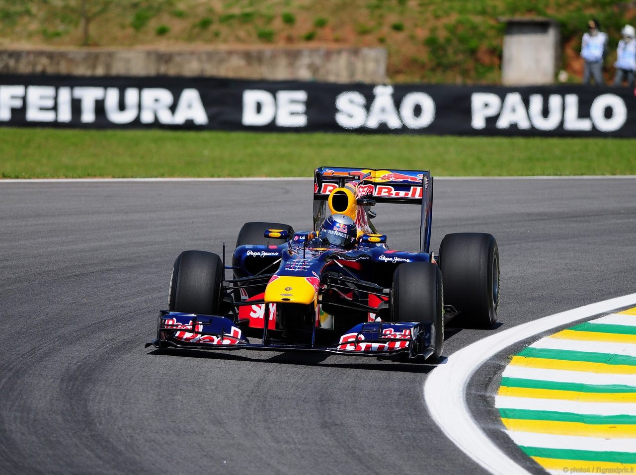 SEBASTIAN VETTEL WORLD CHAMPION 2010 1280x960