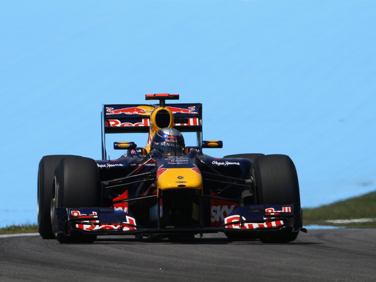 SEBASTIAN VETTEL WORLD CHAMPION 2010 1280x960