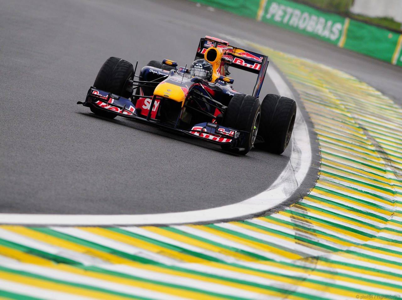 SEBASTIAN VETTEL WORLD CHAMPION 2010 1280x960