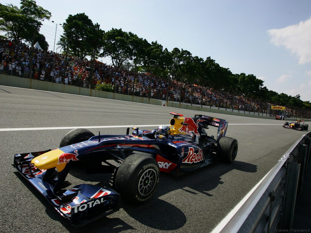 SEBASTIAN VETTEL WORLD CHAMPION 2010 1280x960