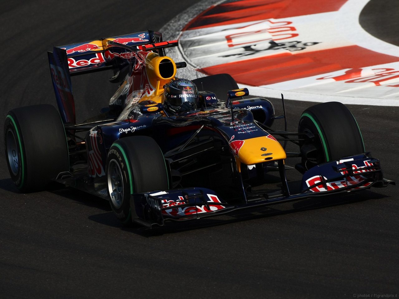 SEBASTIAN VETTEL WORLD CHAMPION 2010 1280x960
