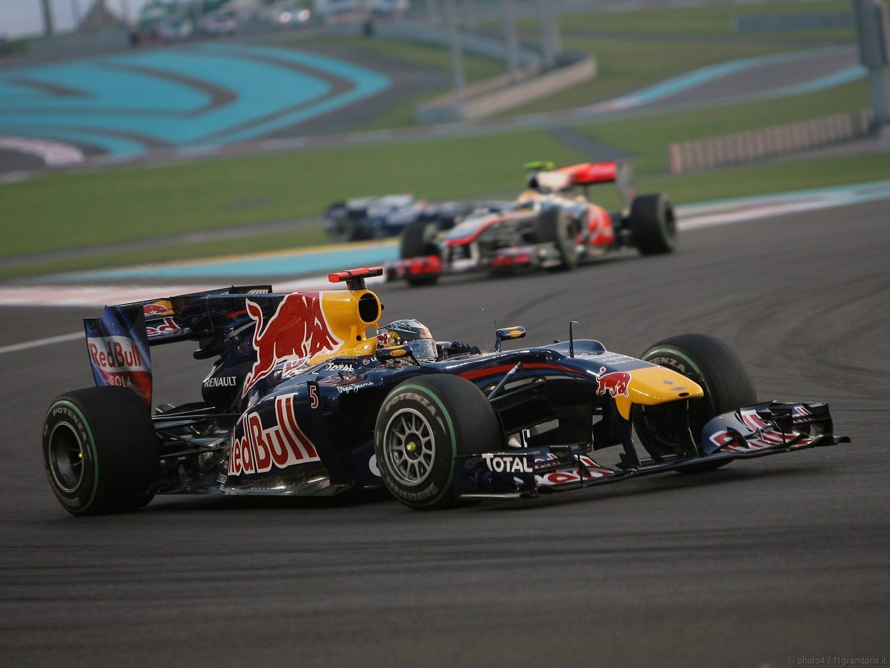 SEBASTIAN VETTEL WORLD CHAMPION 2010 1280x960