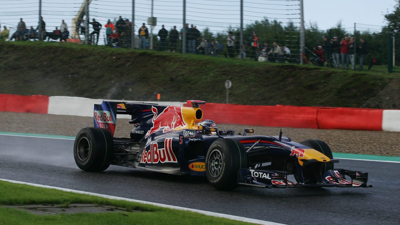 SEBASTIAN VETTEL WORLD CHAMPION 2010 1366x768