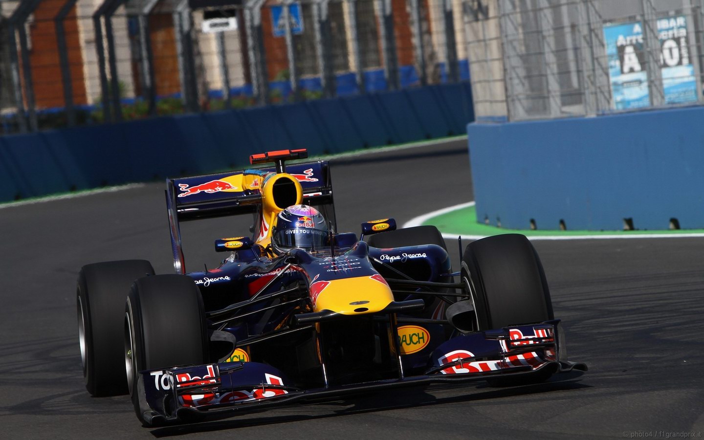 SEBASTIAN VETTEL WORLD CHAMPION 2010 1440x900