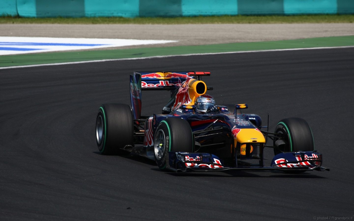 SEBASTIAN VETTEL WORLD CHAMPION 2010 1440x900