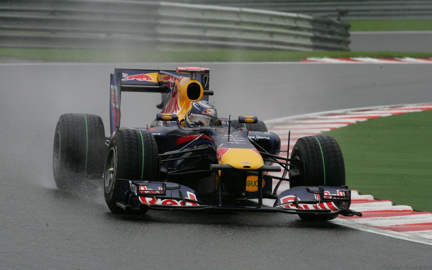 SEBASTIAN VETTEL WORLD CHAMPION 2010 1440x900
