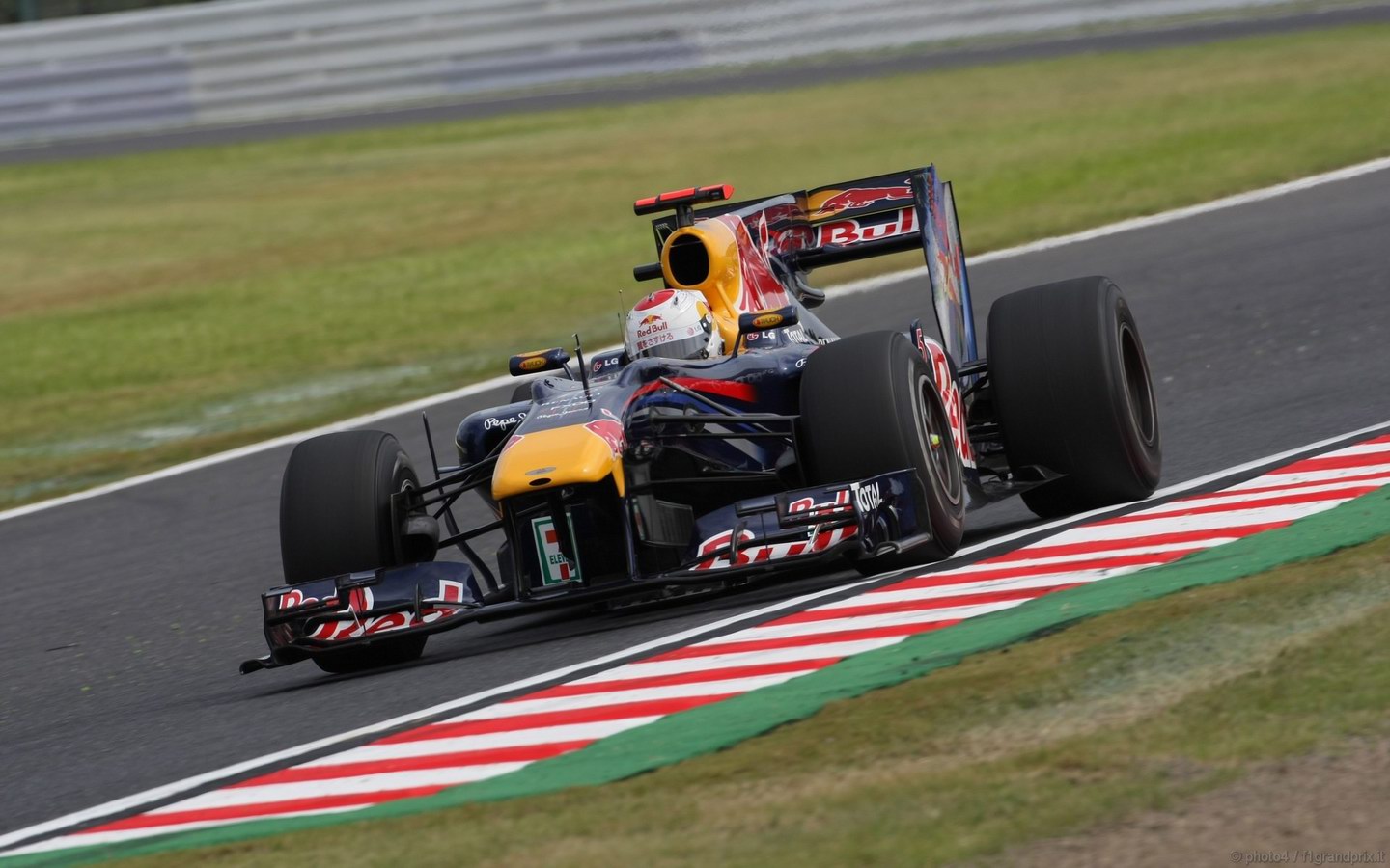 SEBASTIAN VETTEL WORLD CHAMPION 2010 1440x900