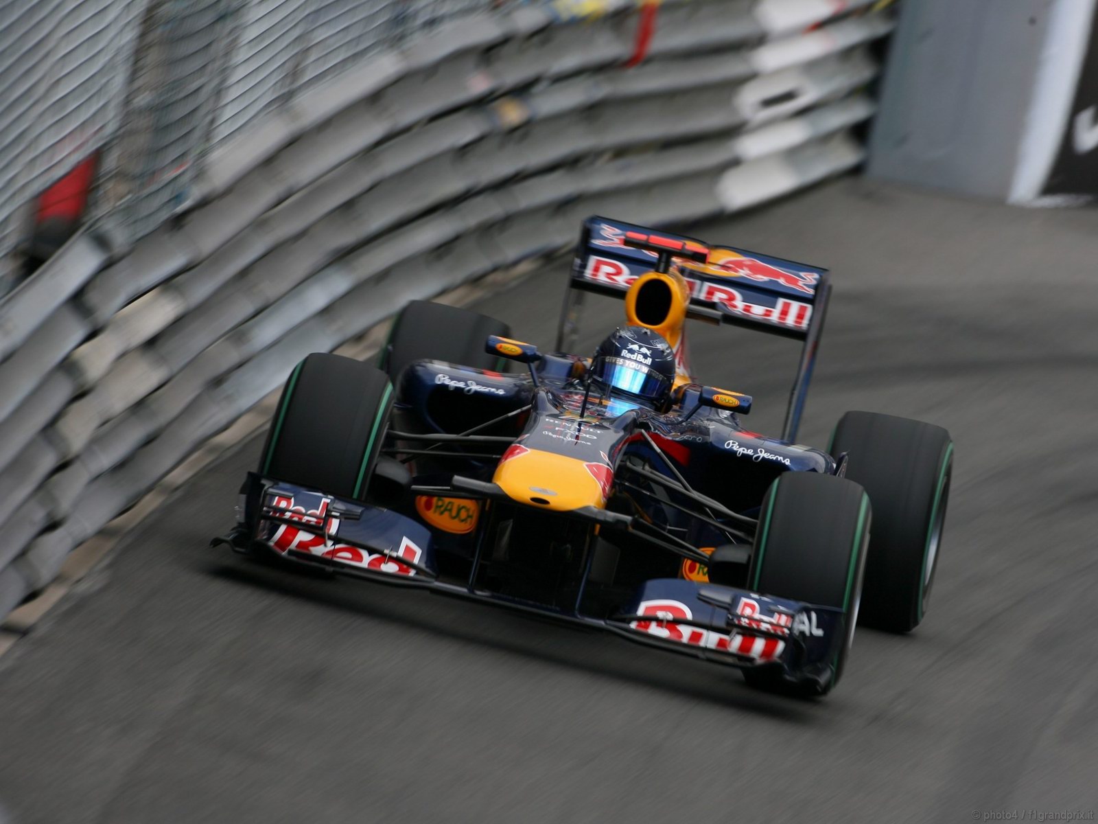SEBASTIAN VETTEL WORLD CHAMPION 2010 1600x1200