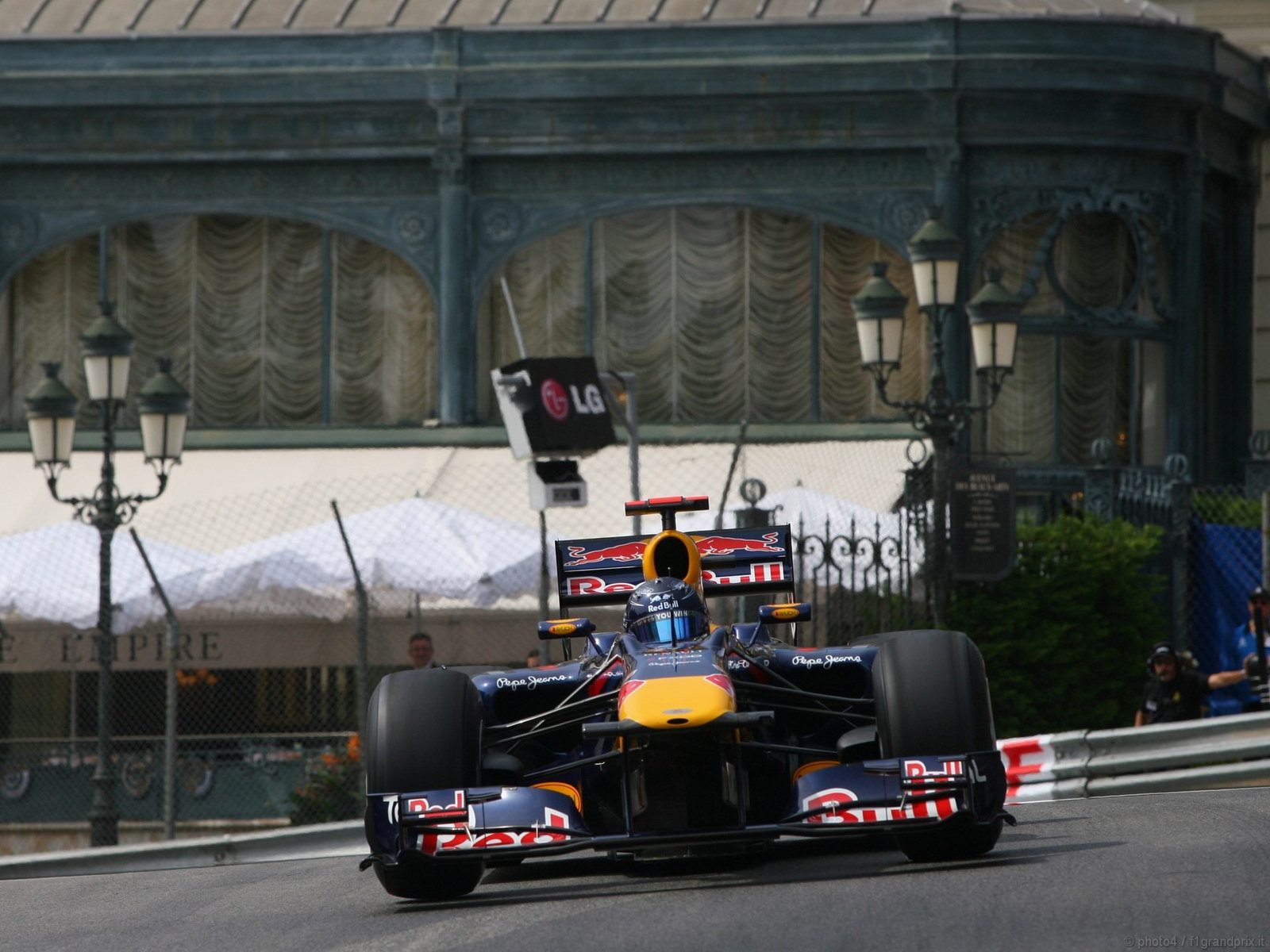 SEBASTIAN VETTEL WORLD CHAMPION 2010 1600x1200