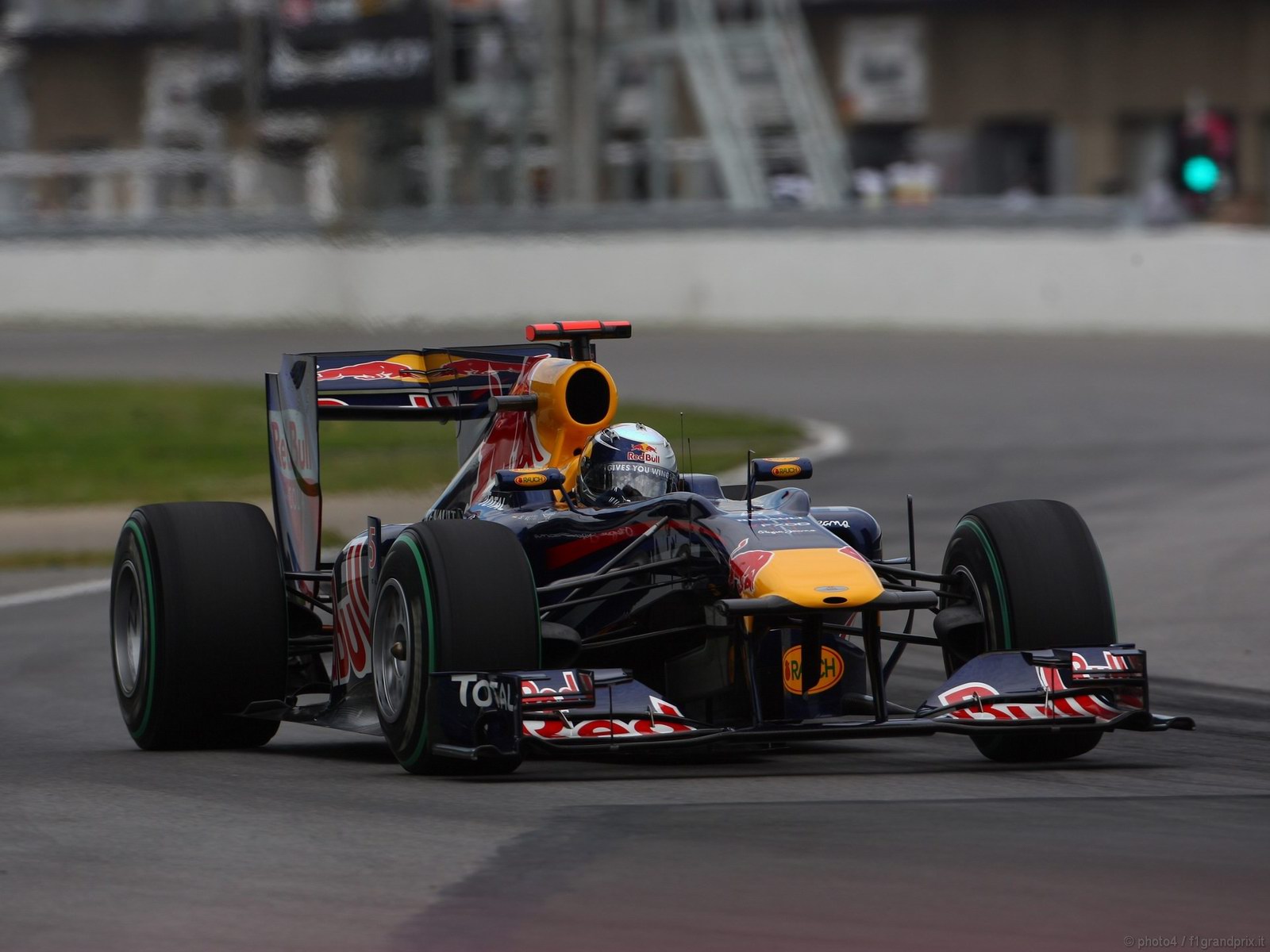 SEBASTIAN VETTEL WORLD CHAMPION 2010 1600x1200