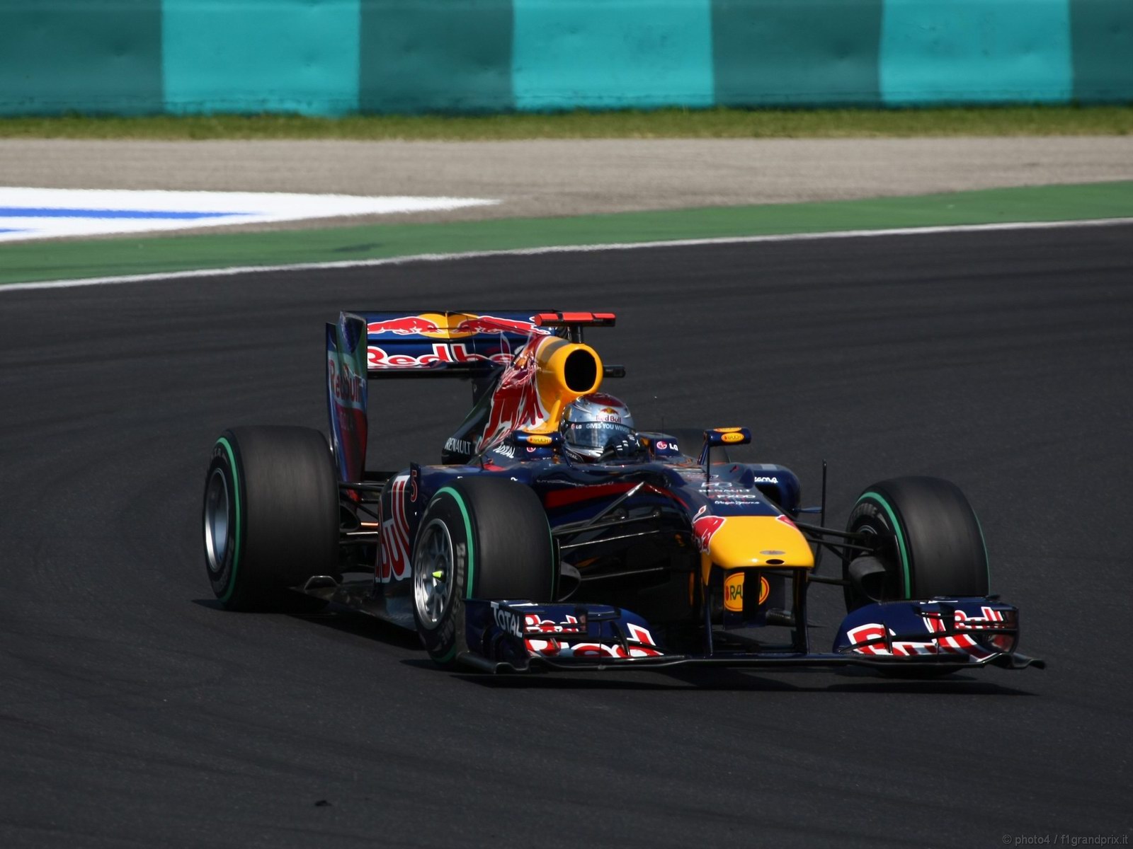 SEBASTIAN VETTEL WORLD CHAMPION 2010 1600x1200