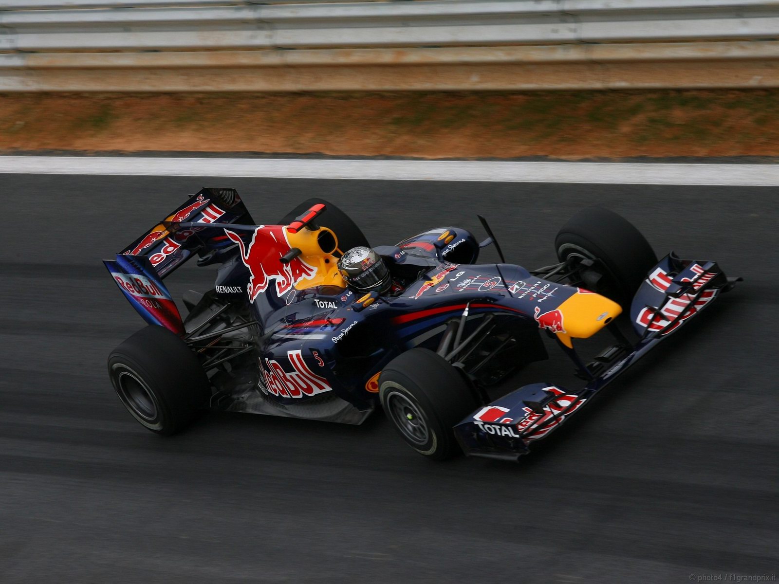 SEBASTIAN VETTEL WORLD CHAMPION 2010 1600x1200