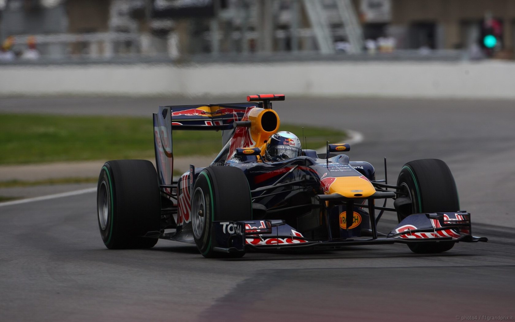 SEBASTIAN VETTEL WORLD CHAMPION 2010 1680x1050