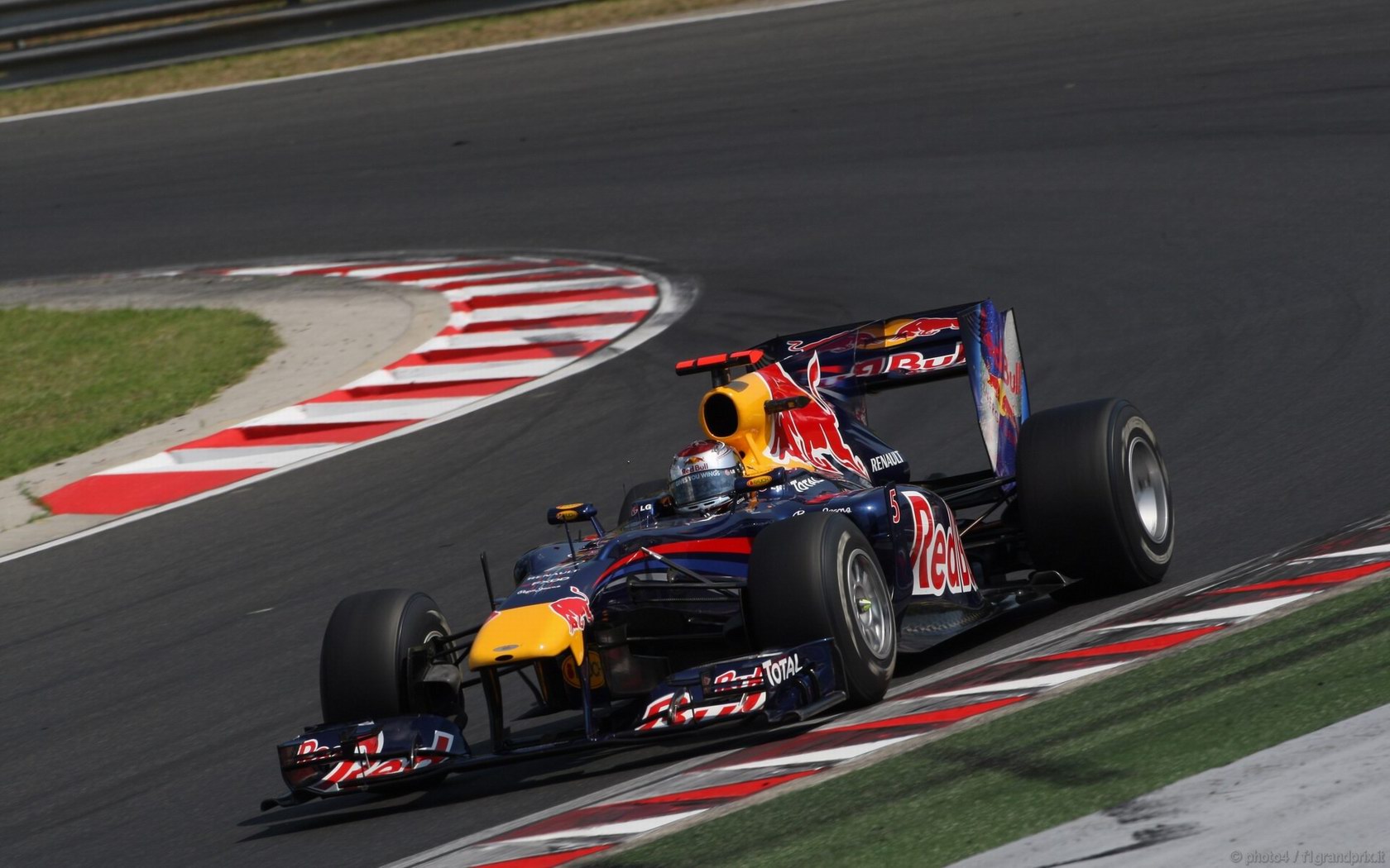 SEBASTIAN VETTEL WORLD CHAMPION 2010 1680x1050