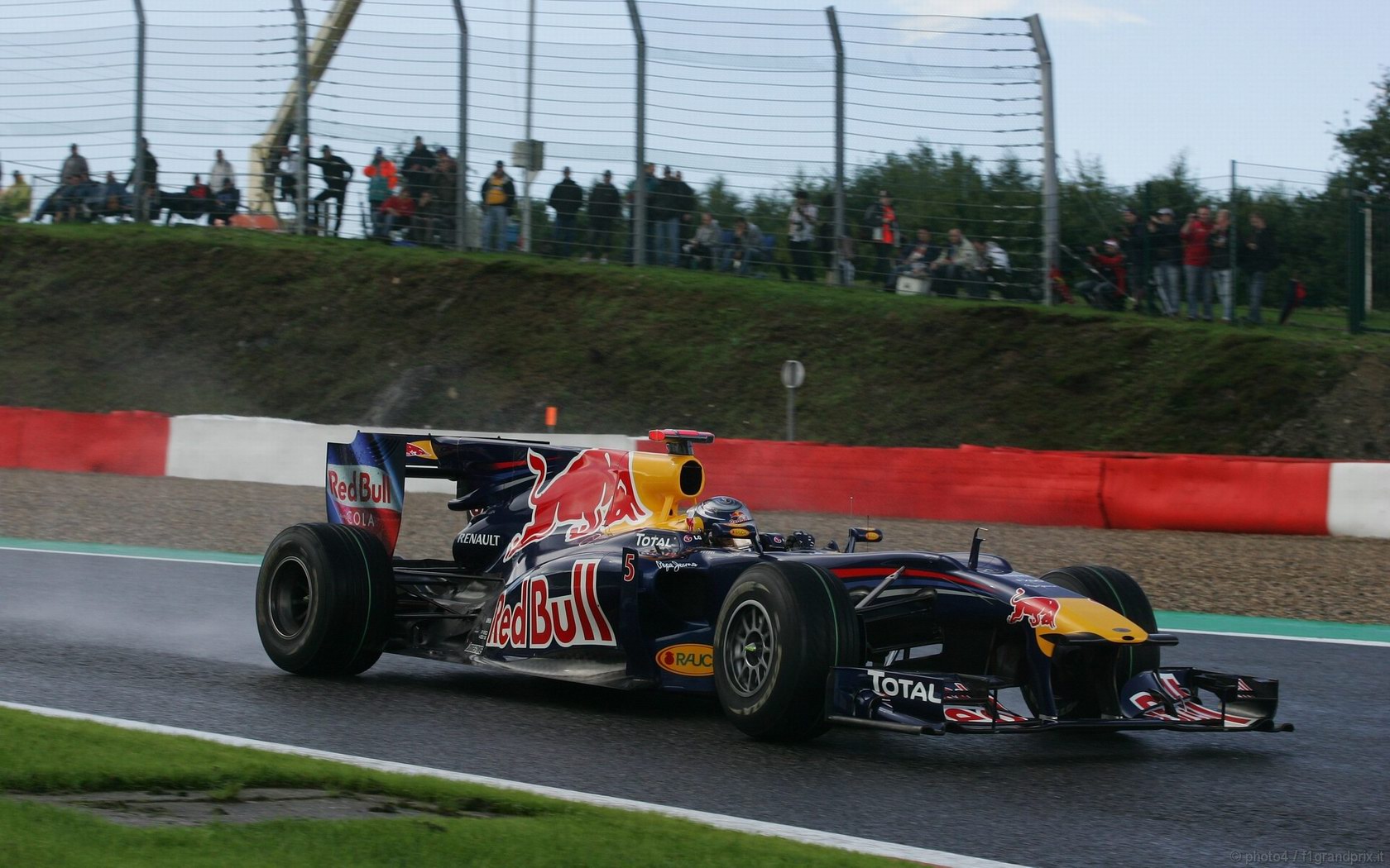 SEBASTIAN VETTEL WORLD CHAMPION 2010 1680x1050