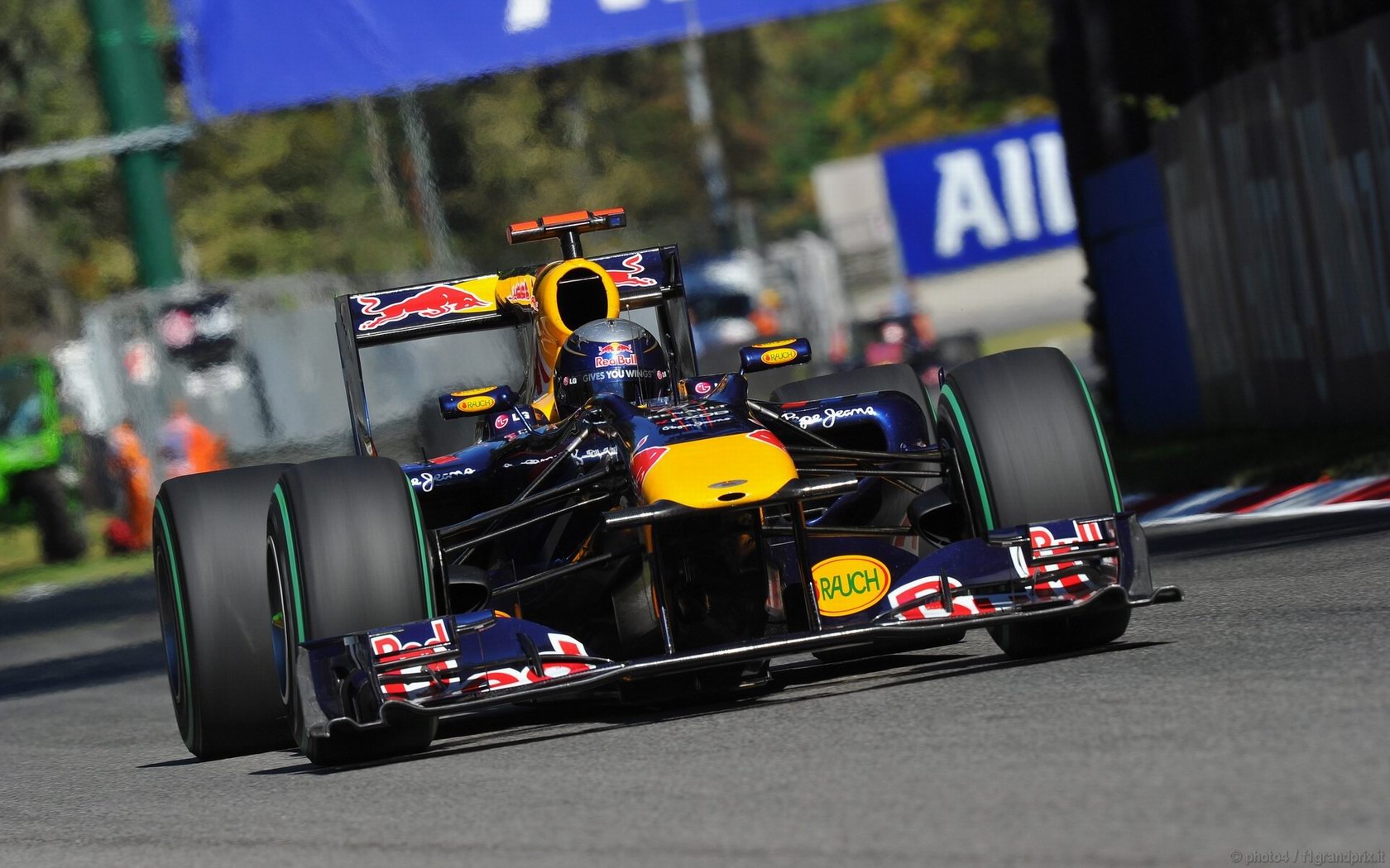 SEBASTIAN VETTEL WORLD CHAMPION 2010 1680x1050